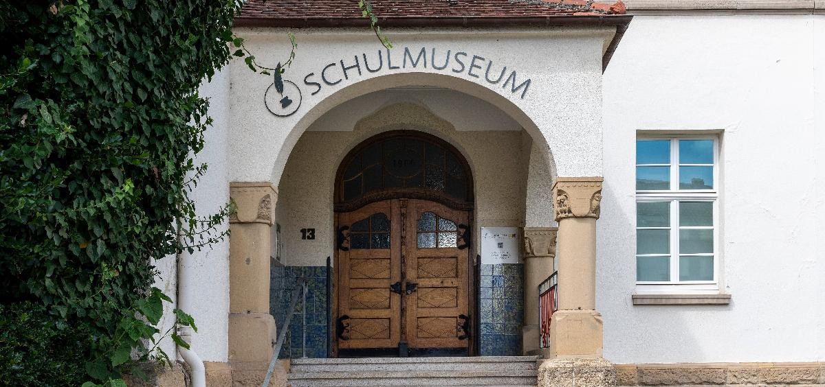 Der Eingang des Schulmuseums im alten Schulhaus der Schillerschule. Der Eingang des Schulmuseums im alten Schulhaus der Schillerschule.