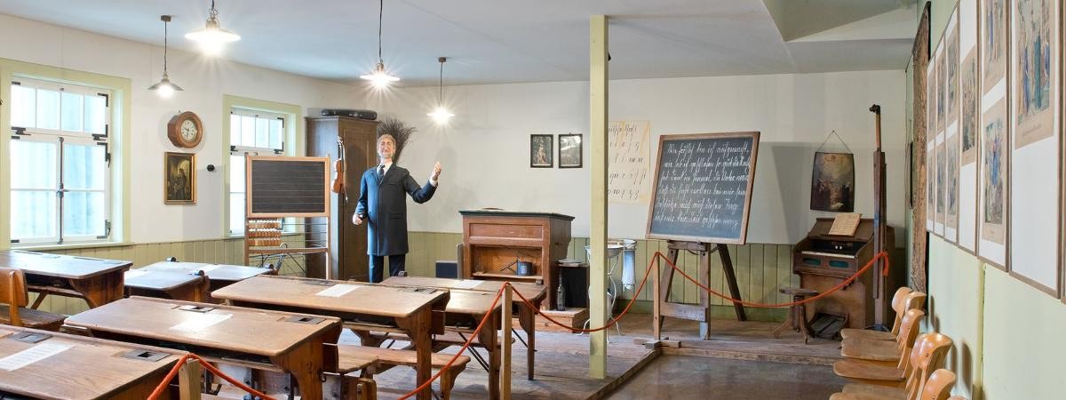 Das historische Klassenzimmer mit Lehrerpuppe.