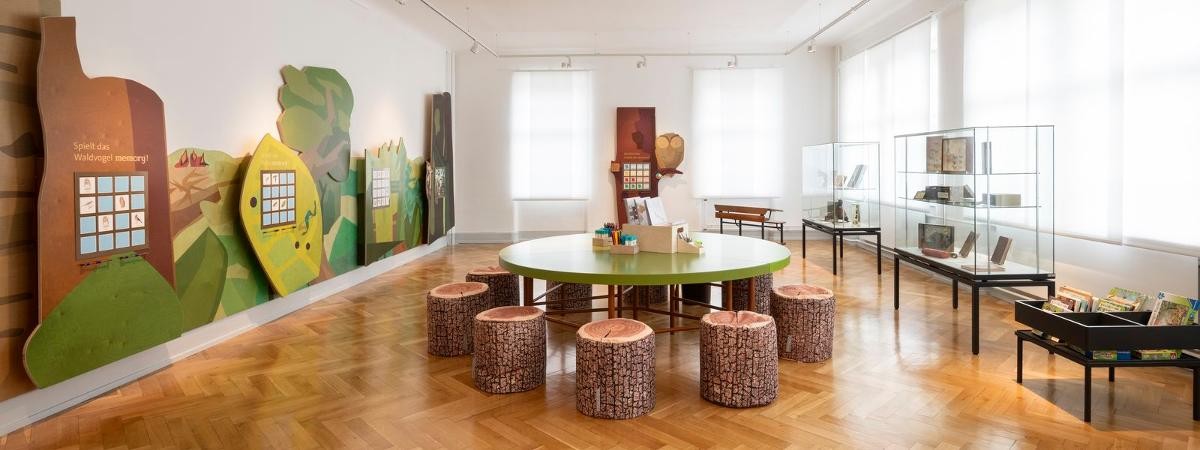 Blick in den Raum, Waldklassenzimmer mit Spielstationen und Basteltisch. Waldklassenzimmer mit Spielstationen und Basteltisch.