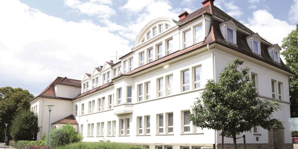 Außenansicht. Weiße Haus-Fassade der Schillerschule mit dem Schulmuseum Nordwürttemberg.